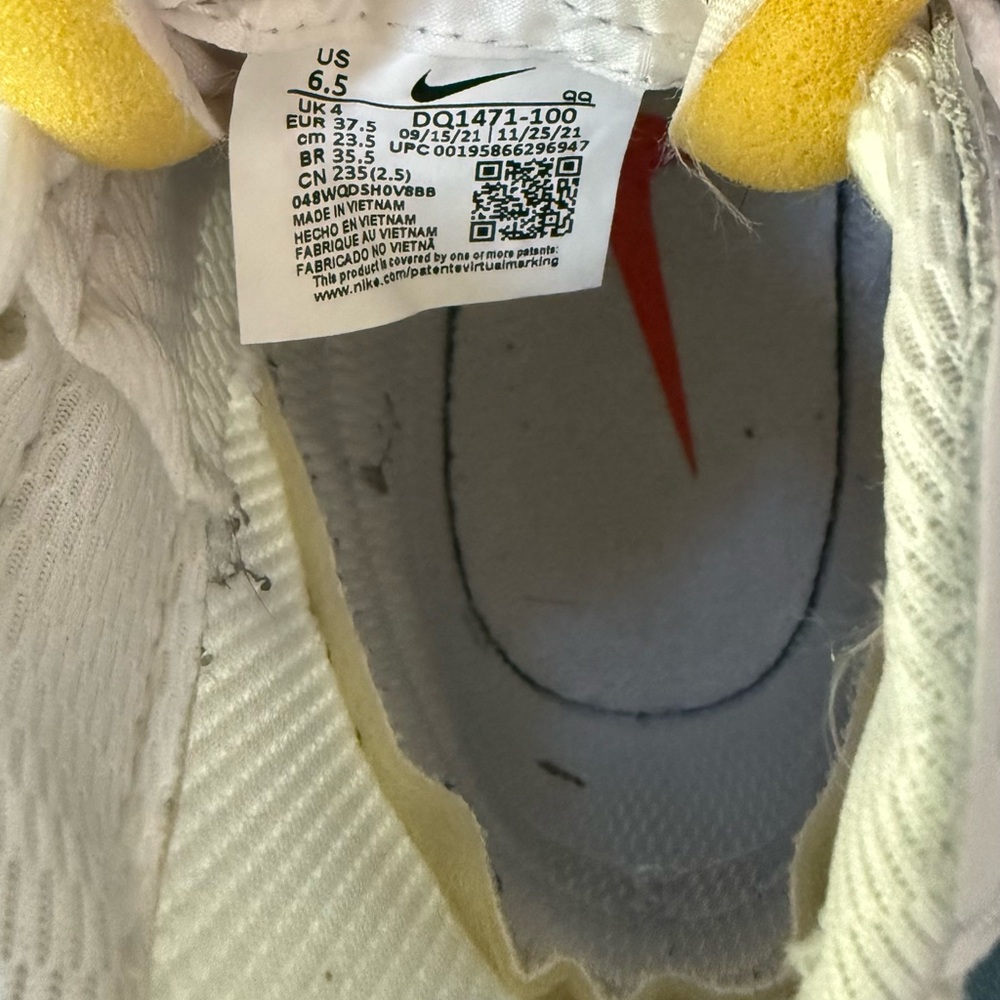 Nike Women Blazer Mid 77 Jumbo White and Red Sneakers - Picture 8 of 8